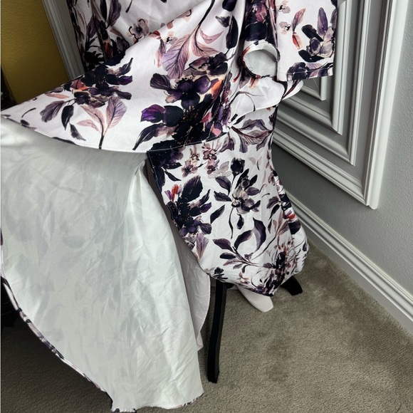 Badgley Mischka
Floral Flounce Hem Gown - Picture 14 of 16